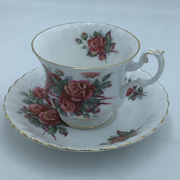 Vintage 1967 Royal Albert England Centennial Rose Bone China Teacup and Saucer - Picture 4 of 12